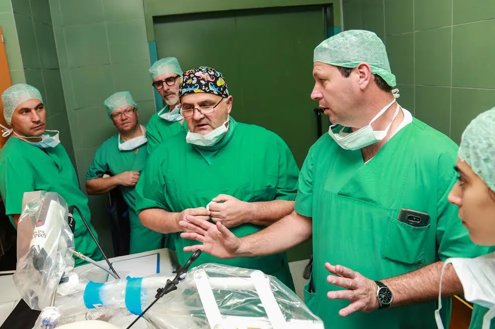 Unter der Beobachtung von OP-Leiter Uli Marti und OP-Pfleger Volker Schwalm erläutert das MST-Team Dr. Steffen Lancee den AutoLap. Foto: Anja Kierblewski